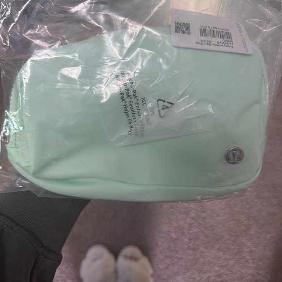 Sold out limited edition Mint moment lululemon belt bag - Picture 9 of 9